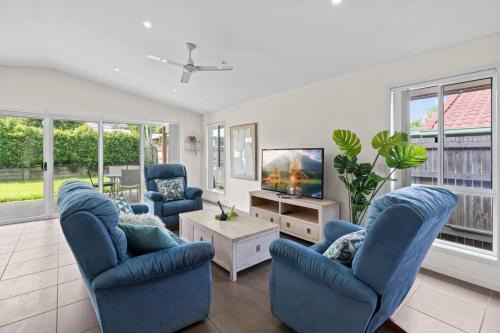 Wynnum House | Charming 4Bedroom Home Near Train Station and Beaches