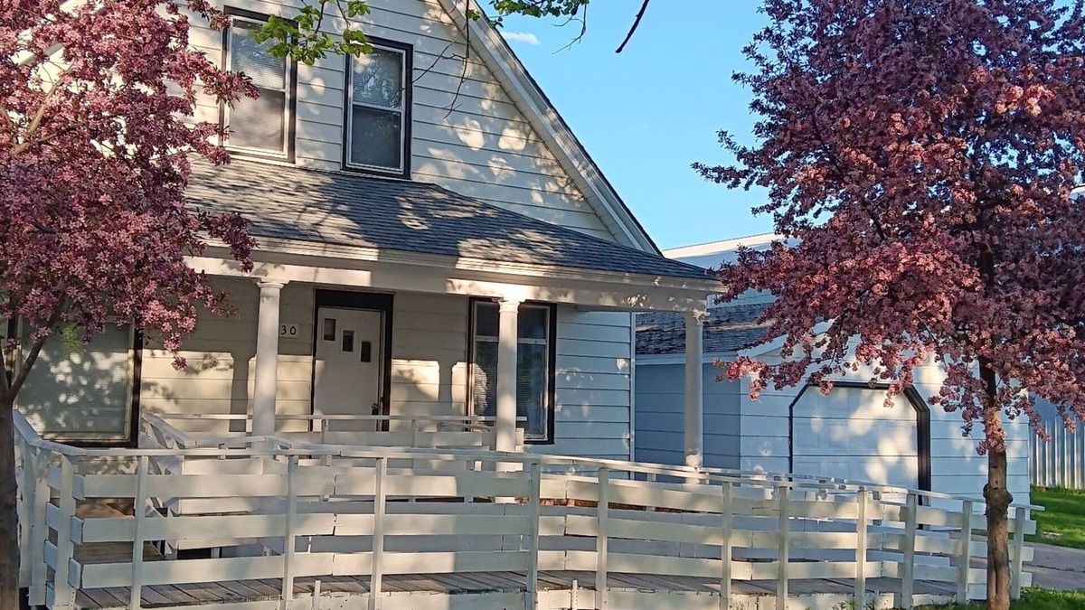 Hanson County House | Charming 4BR Craftsman Family Home in Emery