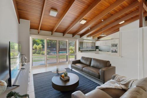 Robertson House | Charming 4BR House w Pool and Parking near Sunnybank