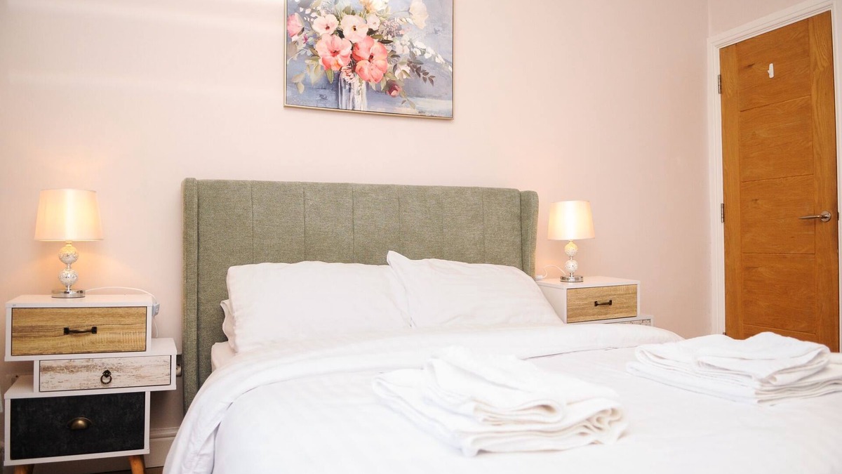 Perry Vale Apartment | Charming 5* 2 large Bedrooms, 2 Baths with Private Garden Apartment