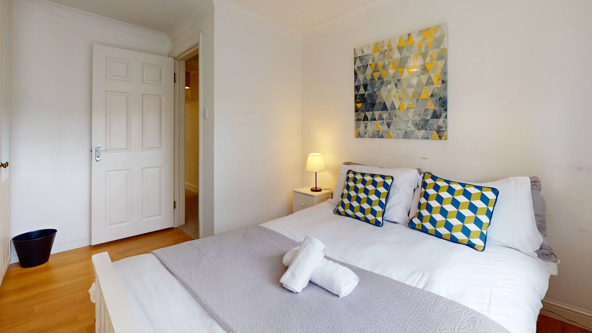 Grays House | Charming 5-Bed House in Grays