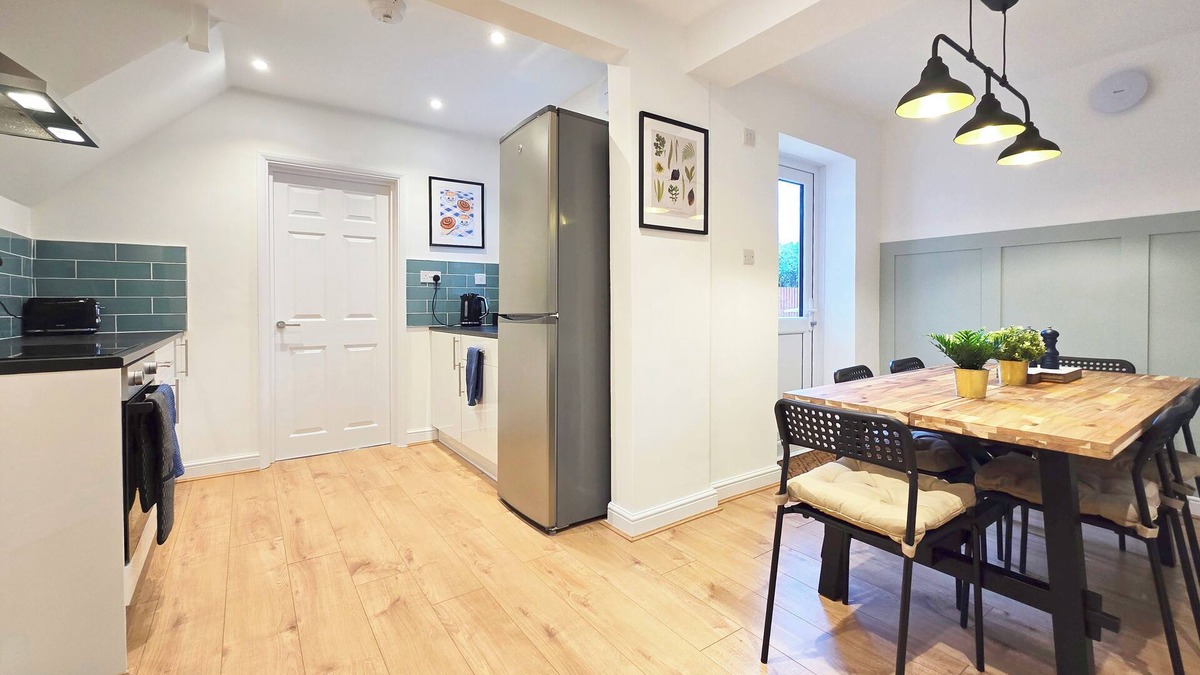 Winchester House | Charming 5-Bed Winchester Home with Garden and Parking