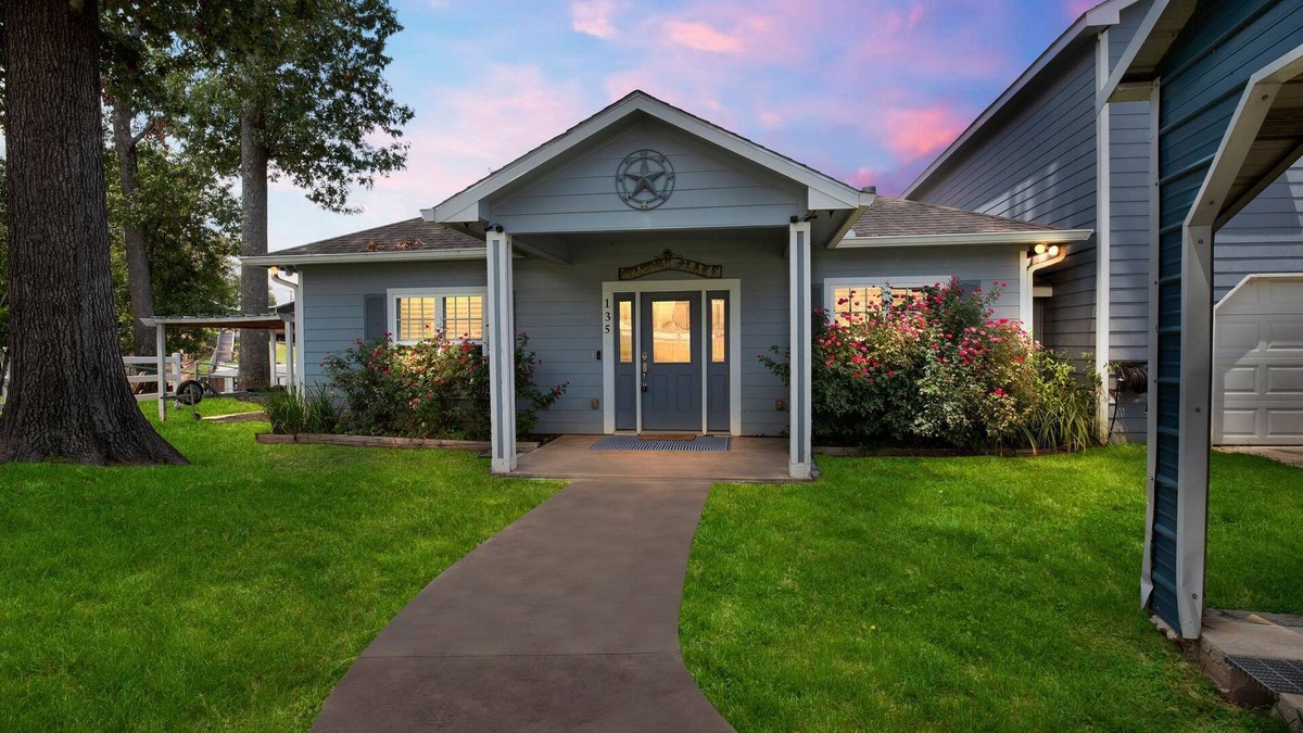 Oakhurst House | Charming 5- bedroom home with WiFi on beautiful Lake Livingston