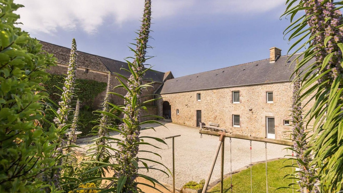 Saint-Germain-des-Vaux Cottage | Charming 5-BR House with Sea Views, Garden, Wi-Fi, and Close to Beach in La Hague!