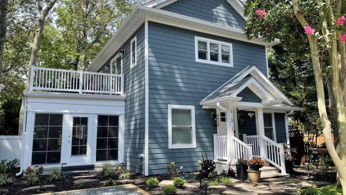 The Pines House | Charming 6-Bedroom Coastal Bungalow, Walk to Town & Beach – Backyard Oasis!