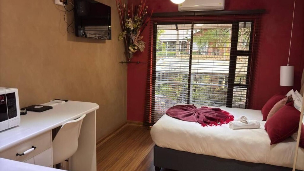 Rustenburg Bed & Breakfast | Charming 6-bedroom B&B with AC, WiFi in peaceful Rustenburg