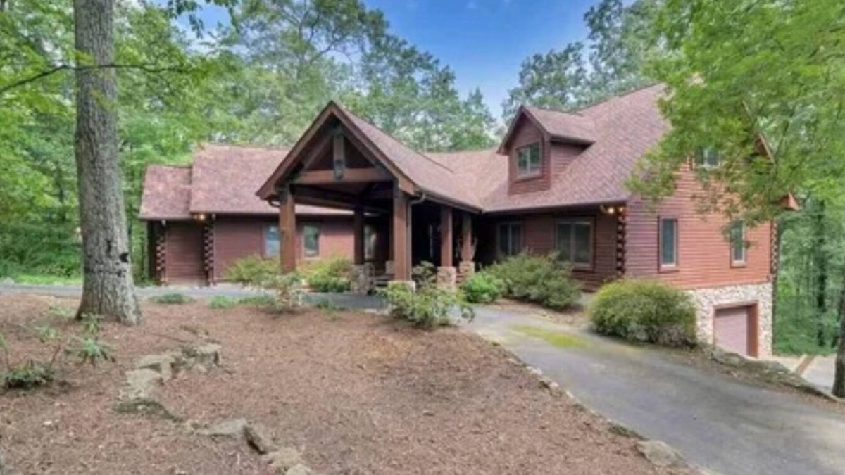 Highland Cabin | Charming 6-bedroom cabin with WiFi, AC in the mountains.