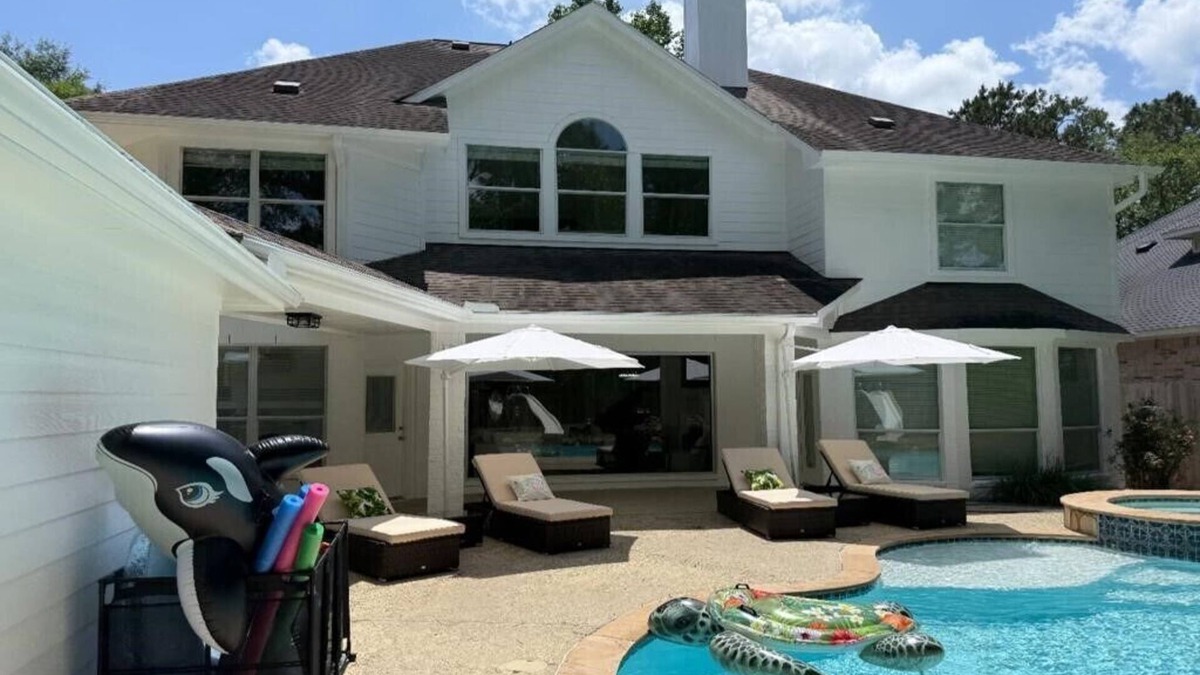Indian Springs House | Charming 6-bedroom house w/Pool in The Woodlands TX
