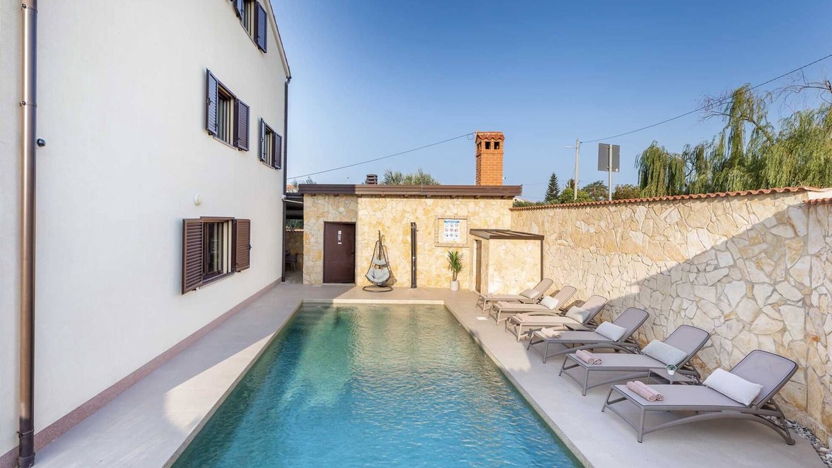 Loborika Villa | Charming 6-BR Villa for 12 with a pool, Dual Living Areas, 5 Parking Spaces