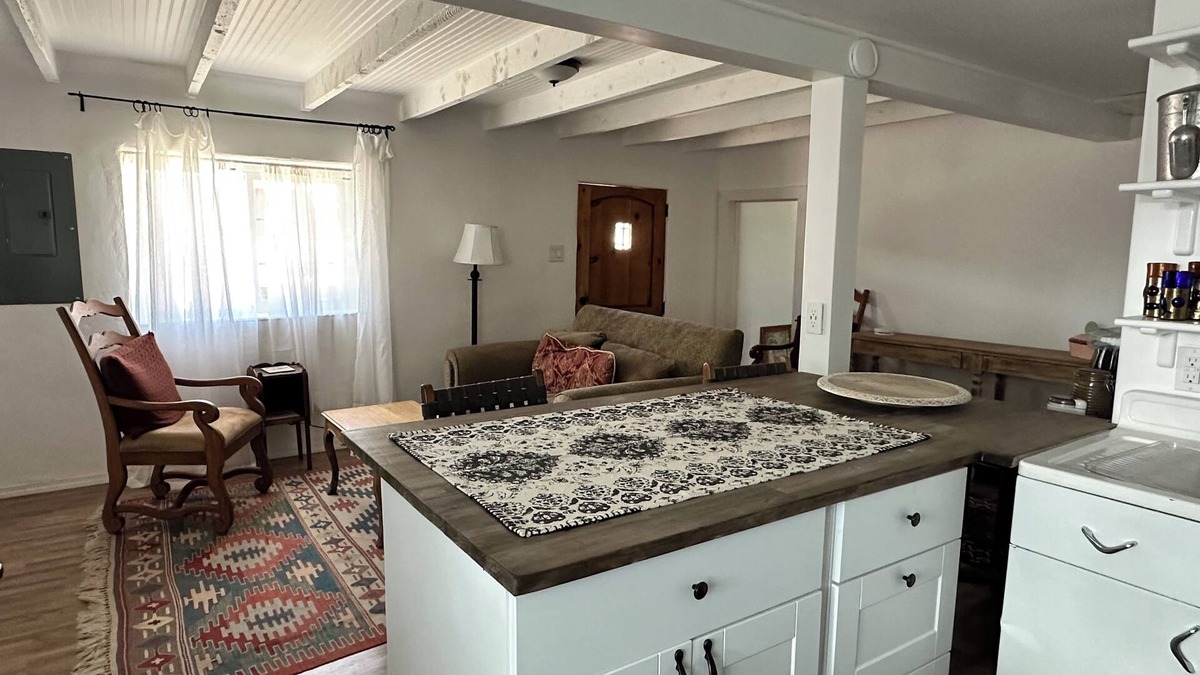 Las Vegas House | Charming adobe casita 1block from Plaza