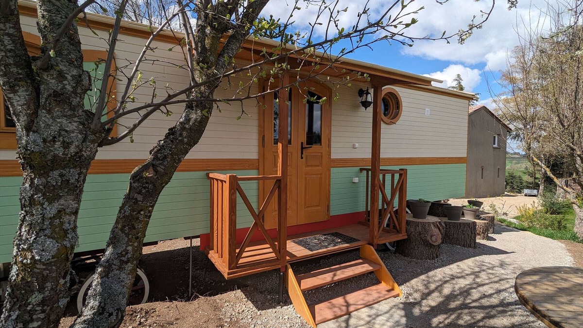 Monistrol-sur-Loire Cottage | Charming All-Season Caravan with Spa, Jacuzzi, and Private Terrace in Monistrol-sur-Loire