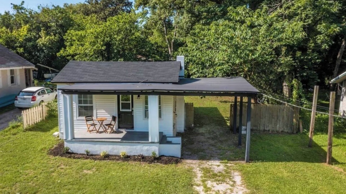 Lakeshore South House | Charming and affordable 2-bedroom home in Avondale w/WiFi, AC, essentials