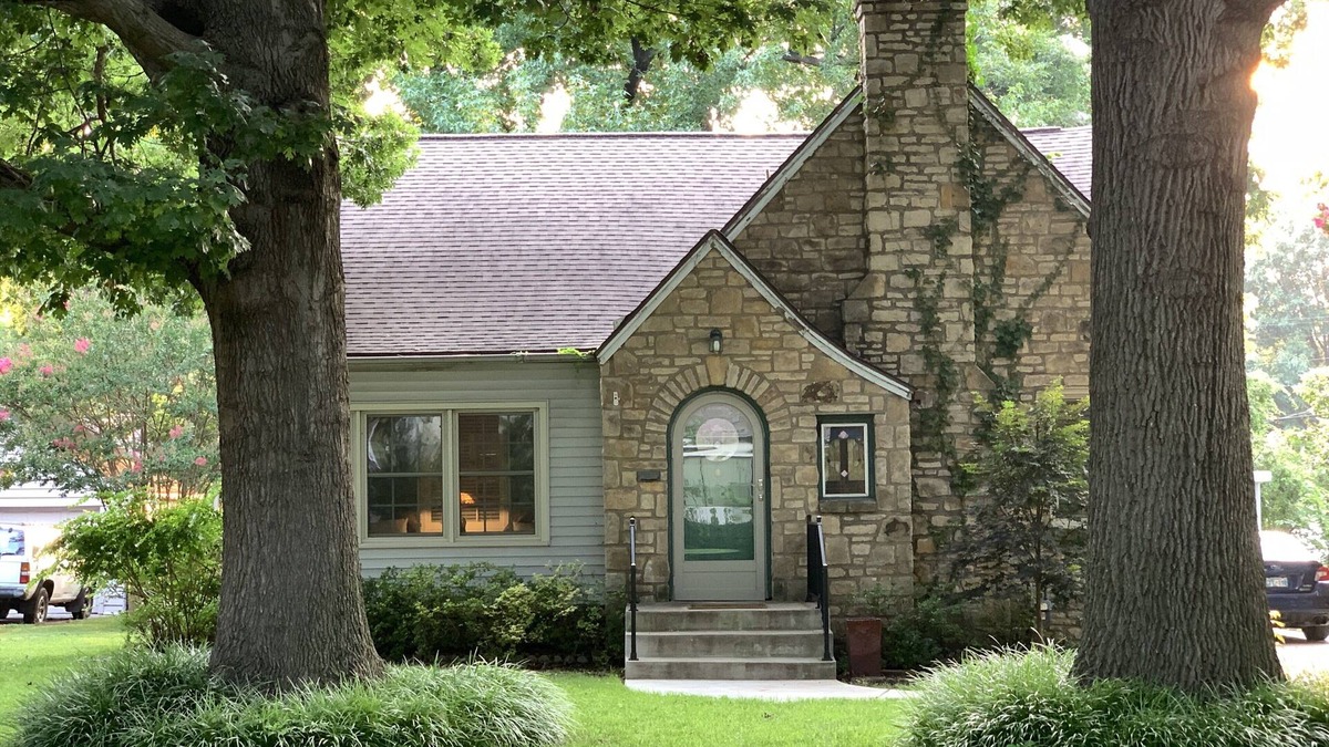Tulsa Cottage | Charming and Cozy Stone Cottage Near Tulsa Expo Square and Downtown