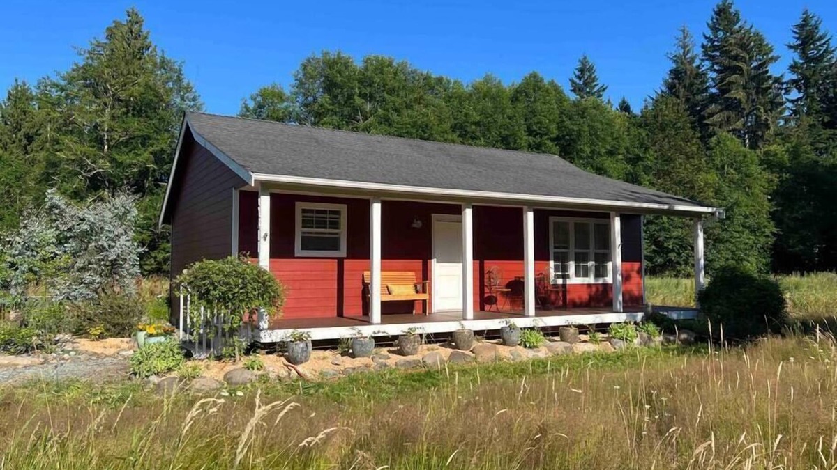 Buckley House | Charming and Cozy Little Farmhouse