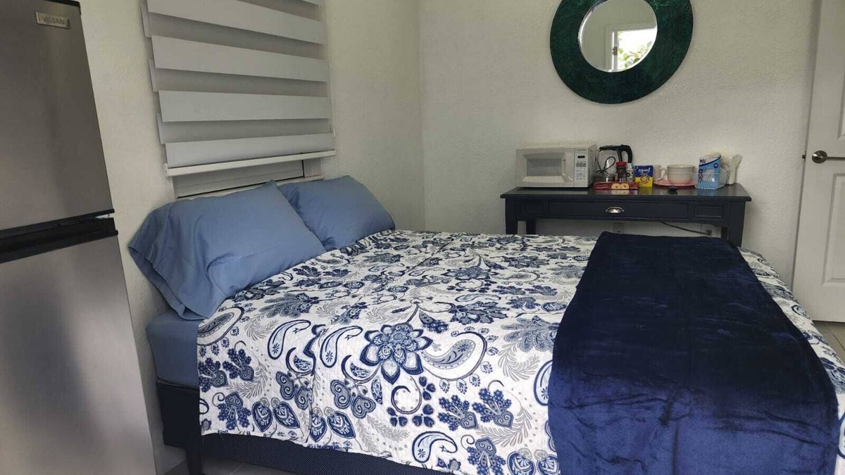 Ludlam Apartment | Charming and private studio.