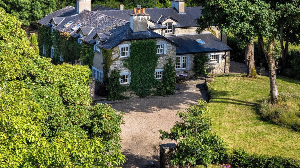 Ballynacarrigy Other | Charming and spacious 6-bedroom farmhouse close to Center Parcs