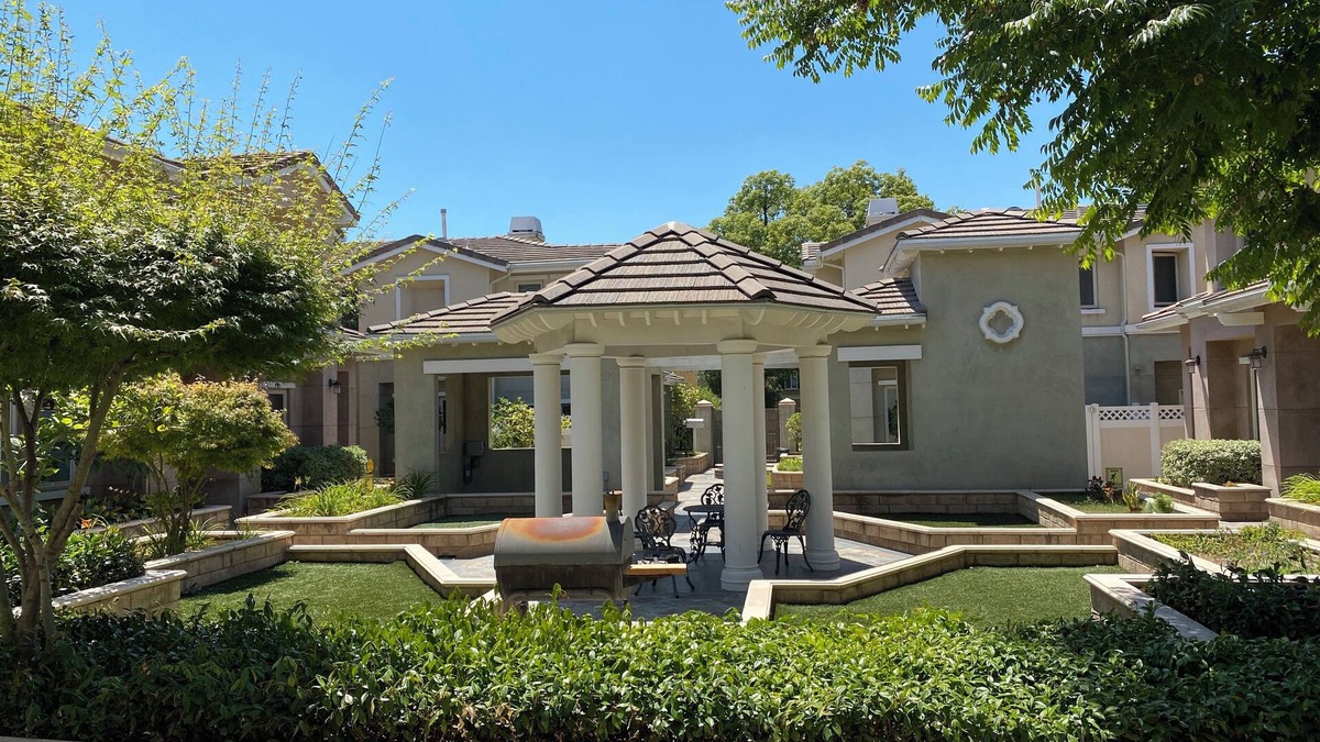 Lamanda Park House | Charming and Spacious 2B + 2.5 Bath Townhome