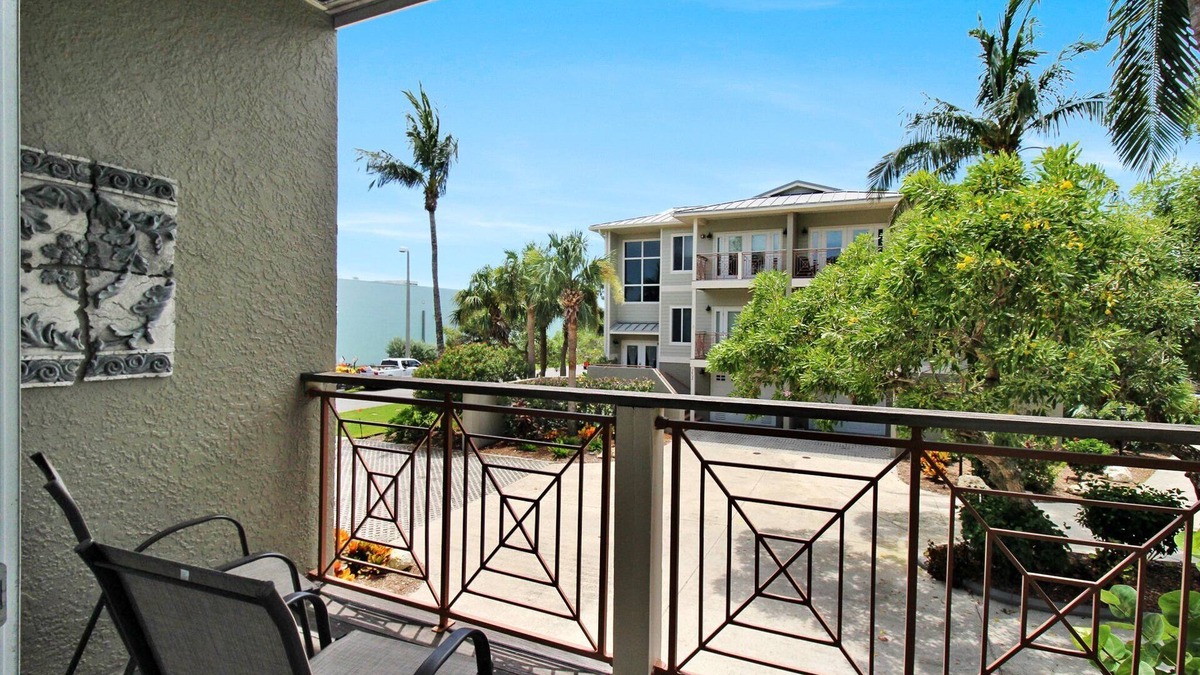 Holmes Beach Condo | Charming Anna Maria Island Condo - Short Walk To The Beach - Shell Yeah