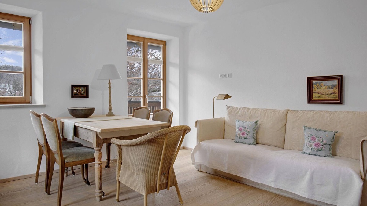 Bad Toelz Apartment | Charming Apartment “Ferienwohnung Birke” with Mountain View, Wi-Fi