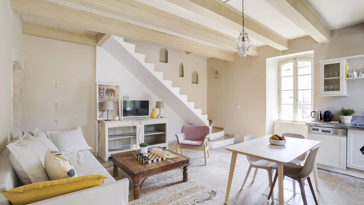 Eygalieres Apartment | Charming apartment in town house in the heart of Eygalieres
