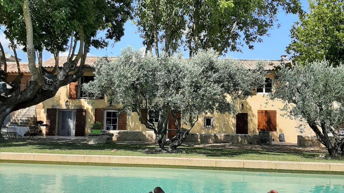 Villelaure House | Charming apartment in restored dovecote in 18th century farmhouse with character