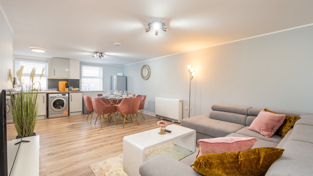 Andover Apartment | Charming Apartment In Andover Town Centre 55' 4K Smart TV Netflix