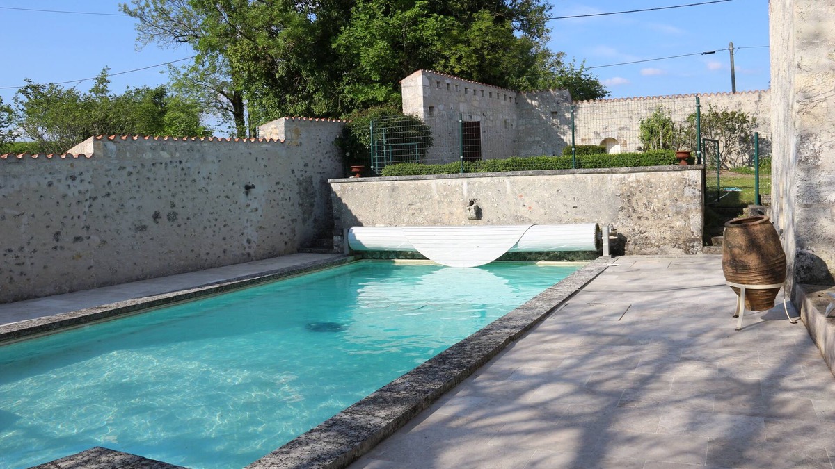 Allemans Apartment | charming apartment in a 16th century mansion