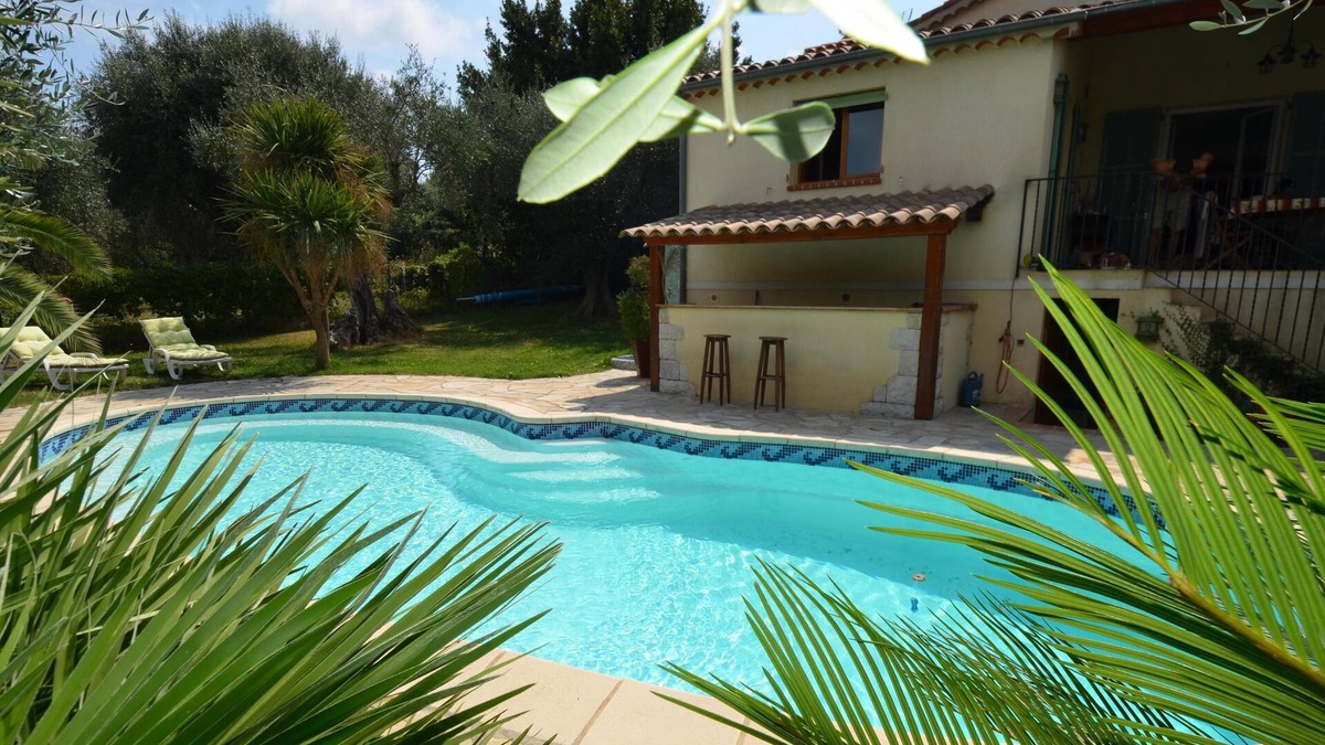La Gaude Villa | Charming apartment in Côte d'Azur villa, private garden and large pool.