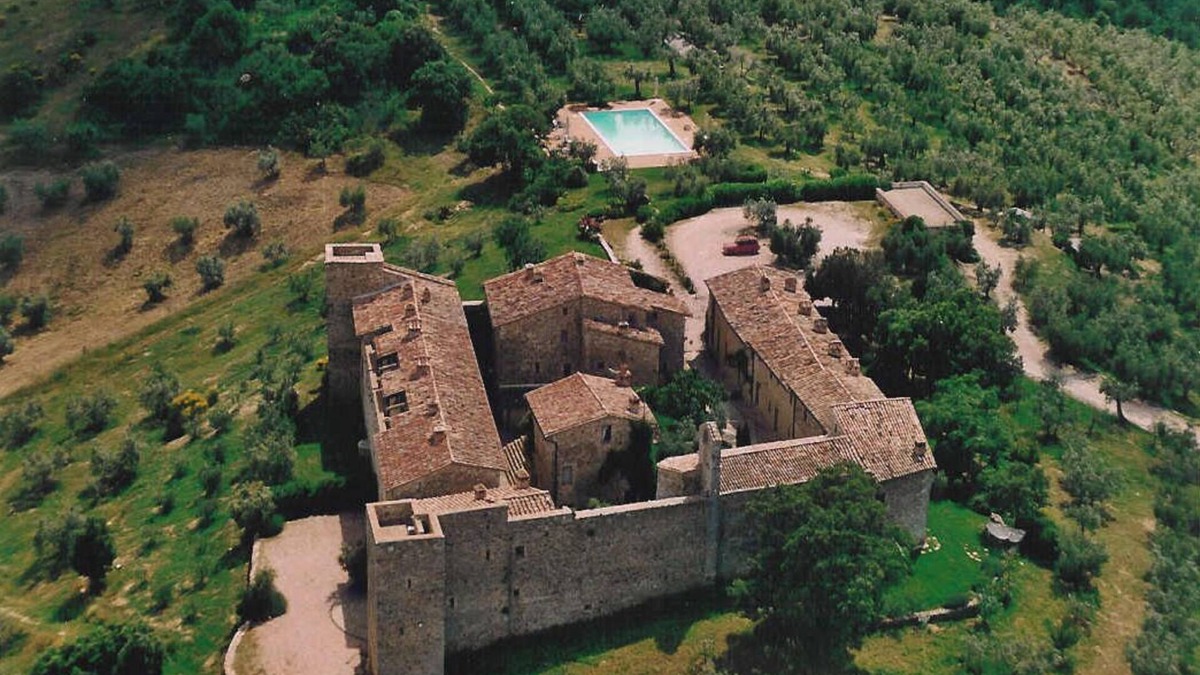 Monte Vibiano Vecchio House | Charming apartment in the medieval village Montelagello with garden and pool