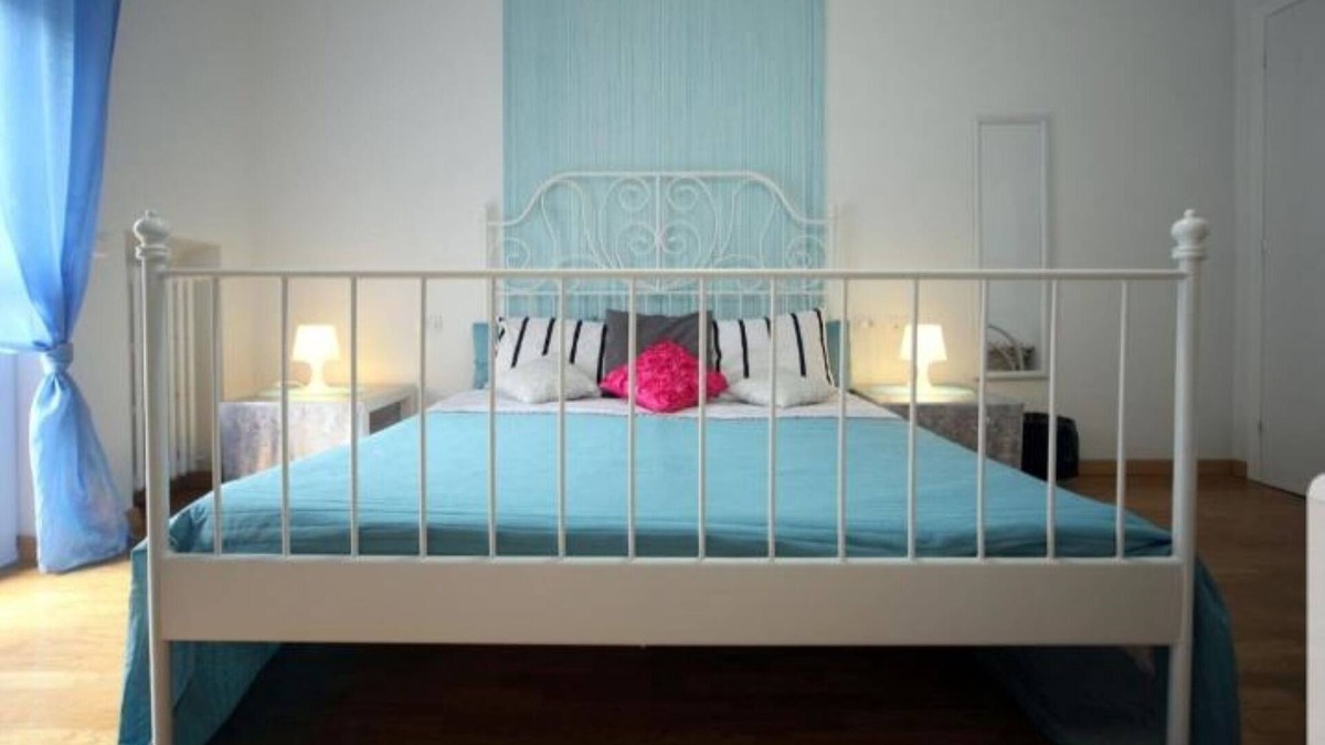 Loreto Apartment | Charming apartment near the central station with 5 bedrooms and 2 bathrooms