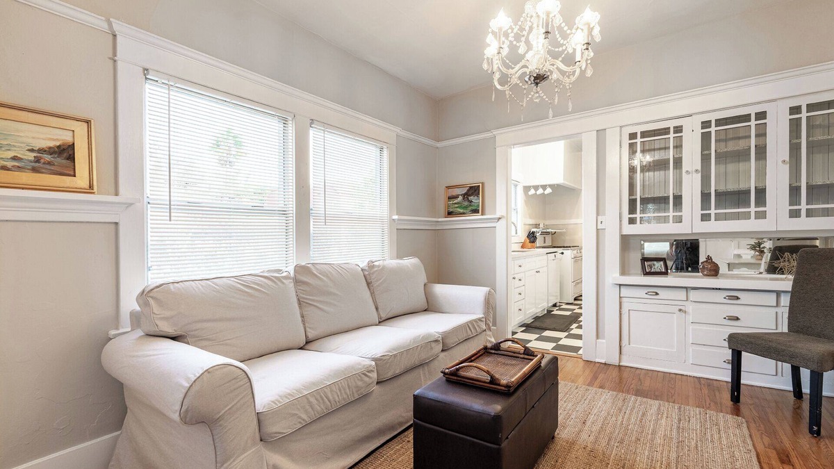 Alamitos Beach Apartment | Charming apartment with WiFi and AC, two blocks to the beach