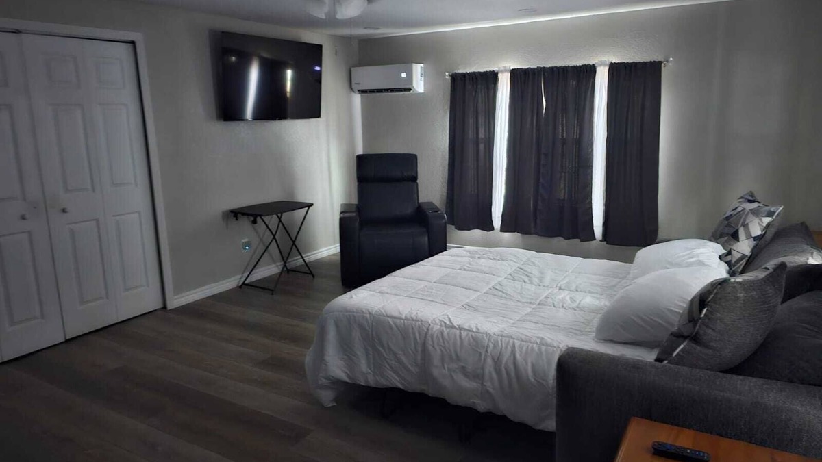 New Boston Apartment | Charming apartment with a full size kitchen AC and WiFi in wonderful New Boston