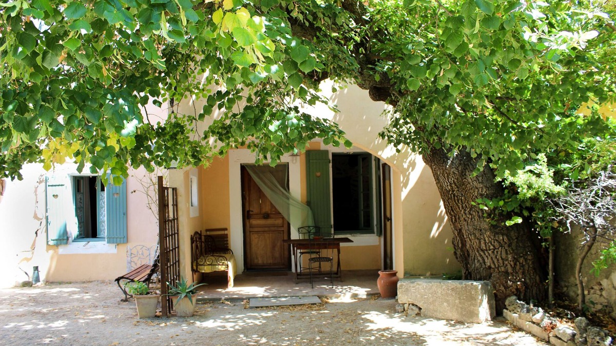 Goudargues Apartment | Charming Apartments in the Mas de Soleil (Gîte "Tradition")