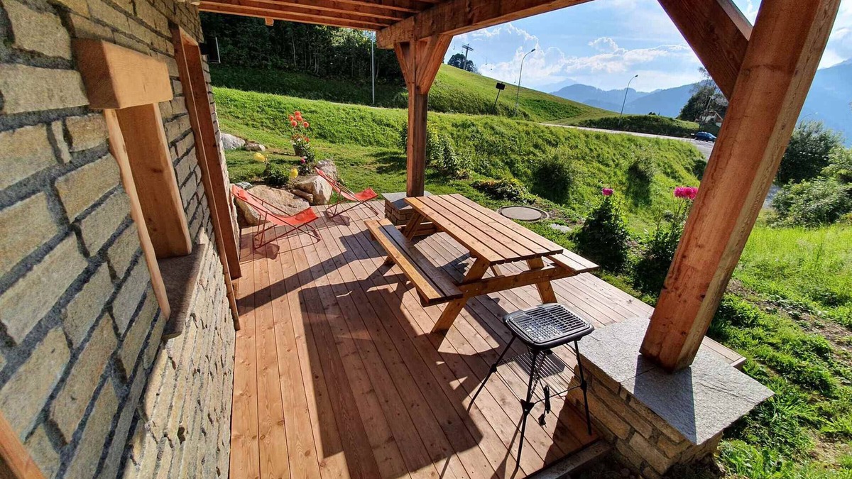 Crest-Voland Apartment | Charming apt. at the foot of the slopes, near center, with terrace, ski locker, and parking