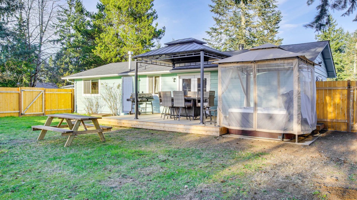 Arlington House | Charming Arlington Home w/Hot Tub & Fenced Yard!