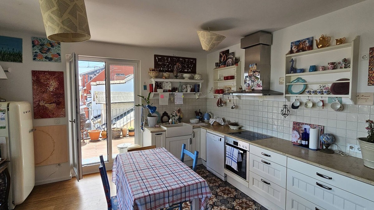 Bornheim Condo | Charming artist's home with a special atmosphere, in a luxury complex.