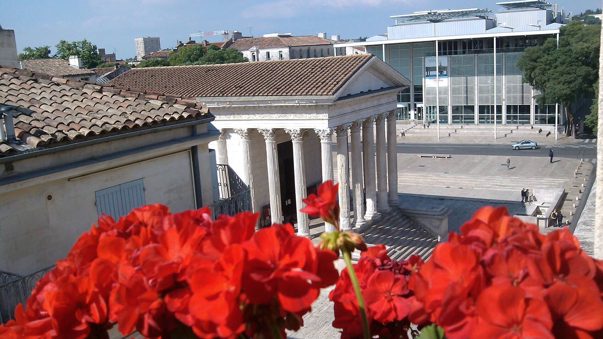 Nimes City Centre Apartment | Charming artist apartment, Place de la Maison Carrée (Unesco Site).