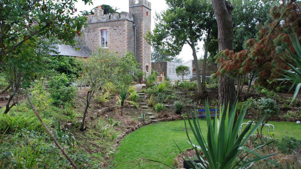 Lancieux House | Charming atypical house with sea view in the village centre 200 m from beaches