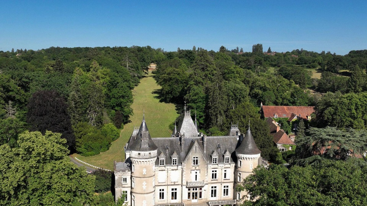 Cluis Bed & Breakfast | Charming B&B in a castle with garden and breakfast included