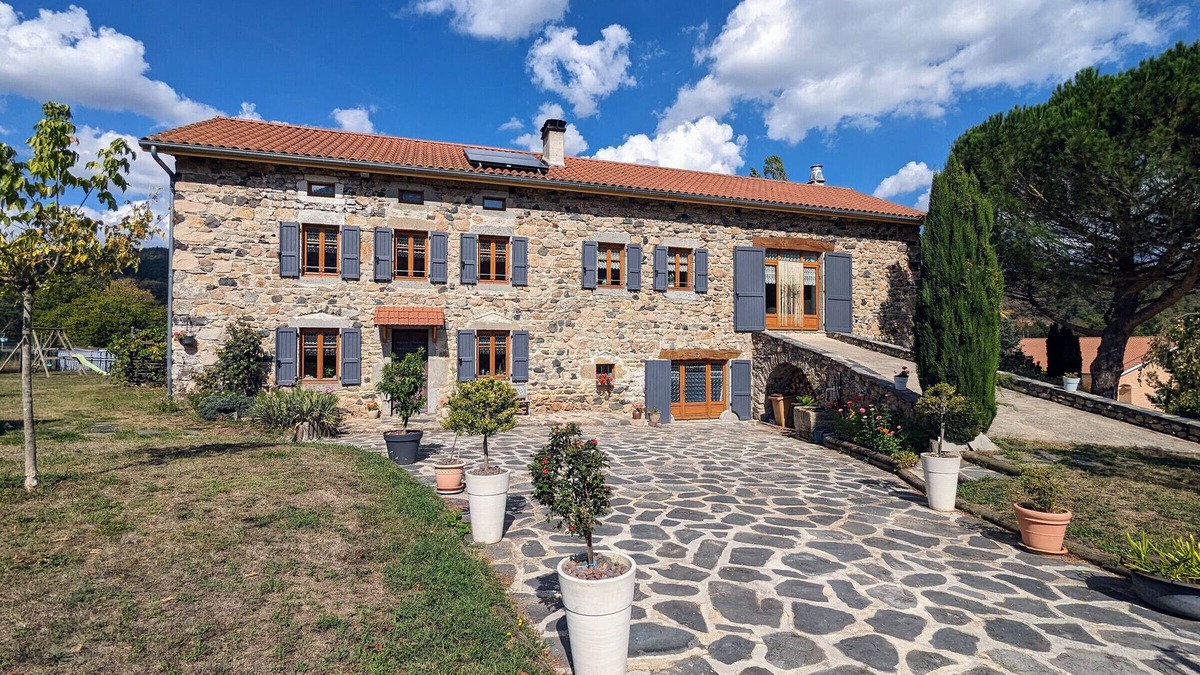 Retournac Bed & Breakfast | Charming B&B in restored farm with pool and group space