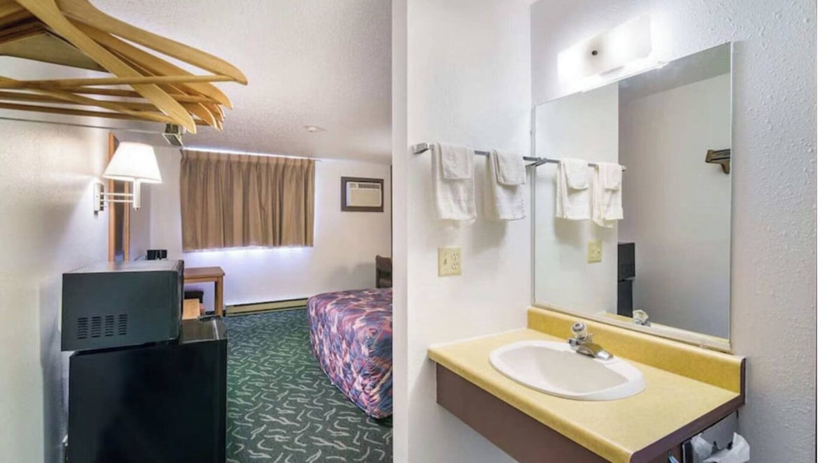 Medora Bed & Breakfast | Charming B&B Loacated actual driving 30 MILES FROM MEDORA AND PARK ENTERANCEi-94