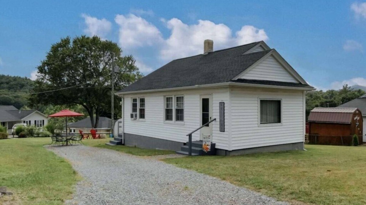 Warm Springs House | Charming Bacova Village Cottage Near Lake Moomaw