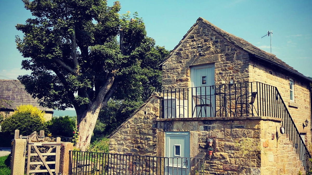 Hathersage House | Charming Barn-Hathersage - Private Off Road Parking -Stunning Views & Mill Pond
