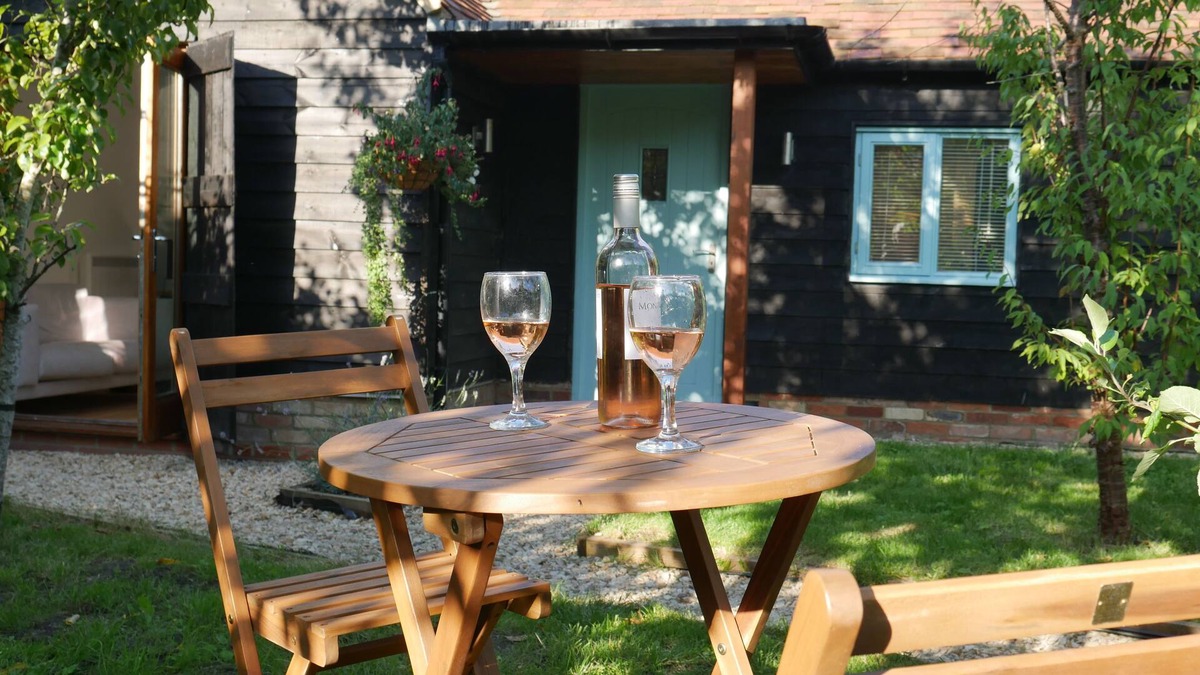 Watlington House | Charming barn situated it's own little orchard