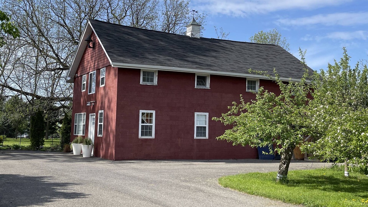 Trumansburg Apartment | Charming Barn Studio - Sleeps 4