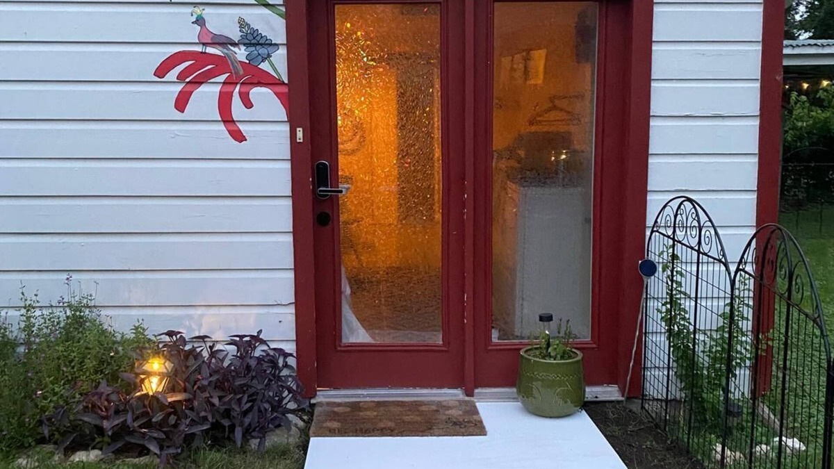 Denton House | Charming barn with 2 bedroom and WiFi, close to Courthouse Square.