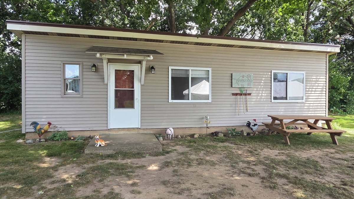 Fulton Cottage | Charming barnyard cottage offers a peacful retreat for those looking to get away