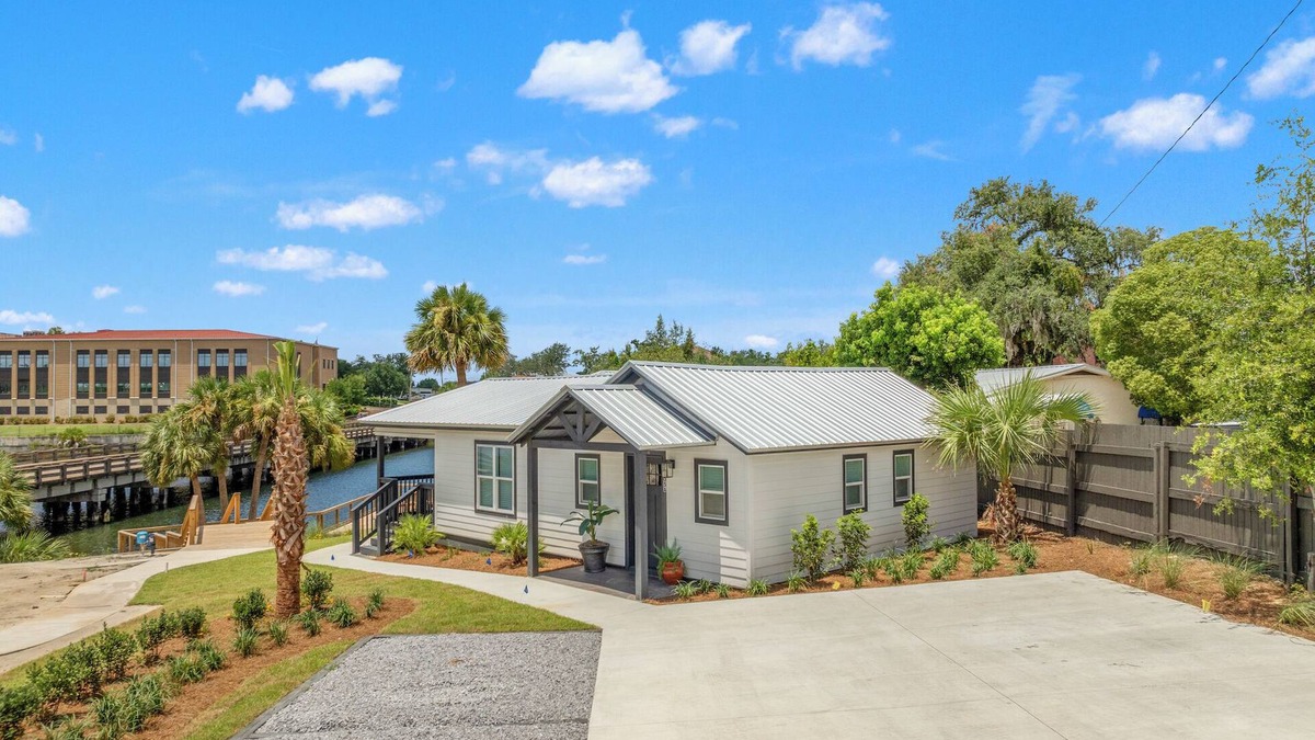 Bunkers Cove House | Charming Bayou Carriage House w/Dock Access – 2BR