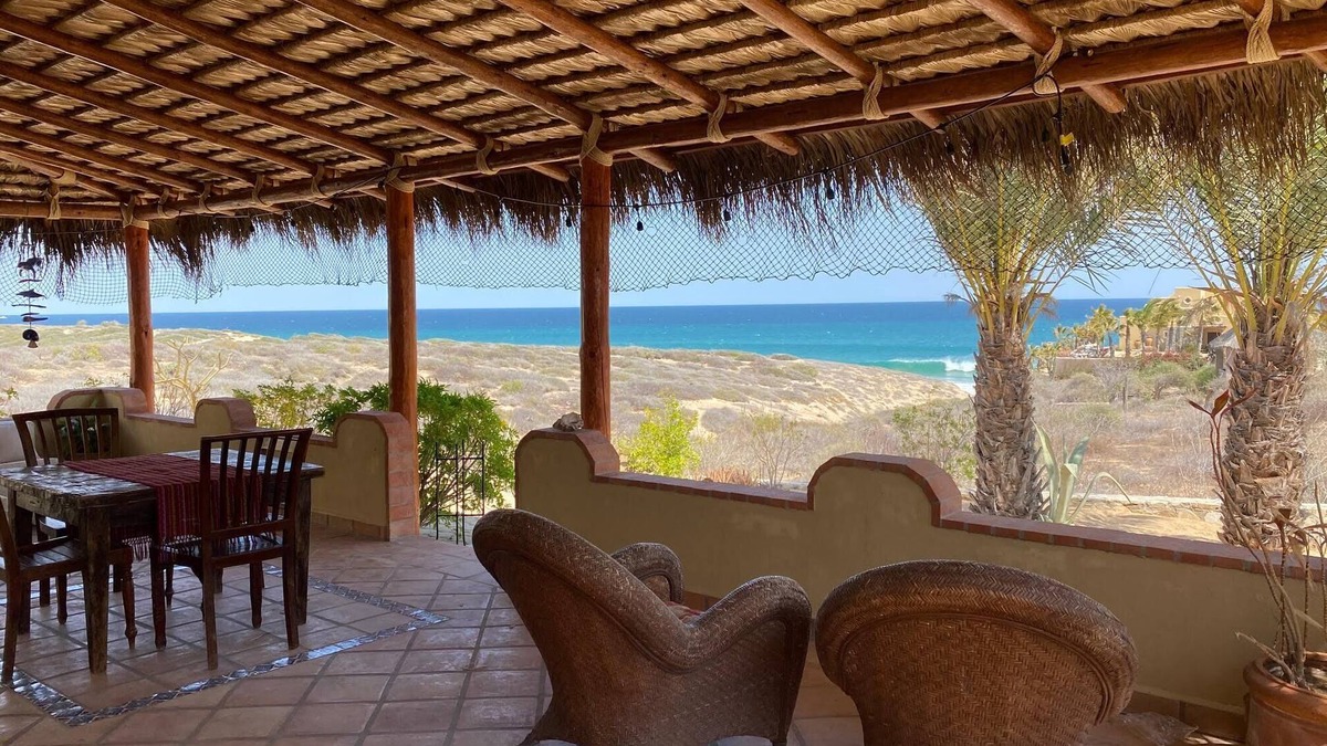 Vinorama House | Charming Beach Bungalow with Ocean View and AC!