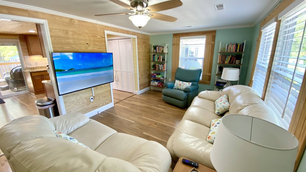 Tranquil Harbour House | Charming Beach Bungalow (9 min walk to beach)